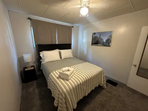 Super Clean, Snug 2Br: Convenient to Geneva College, Fire Pit & Big TV - Homestays