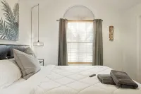 2 minutes from lake, Pickleball, Hot Tub, Pool table! - Boutique