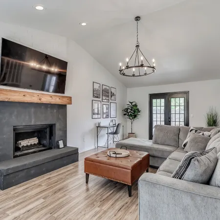 Edmond Bungalow: Cute 2 BR + Bonus Game Room with Futon