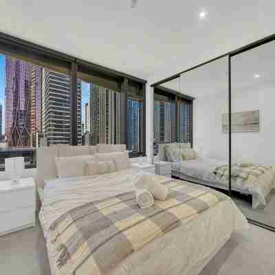 Luxurious 2B2B Apartment - Central CBD Location with Pool, Gym Rooms