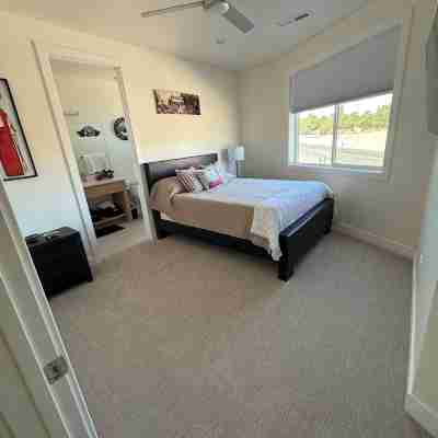 4-bedroom condo with THREE SUITES in GORGEOUS Hurricane with AC, WiFi and hottub Rooms