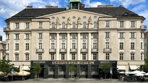 Grandezza Hotel Luxury Palace in บริโน