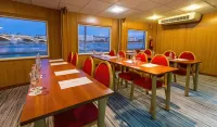 Grand Jules - Boat Hotel - Homestays