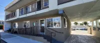 Beachwalker Inn & Suites - parking