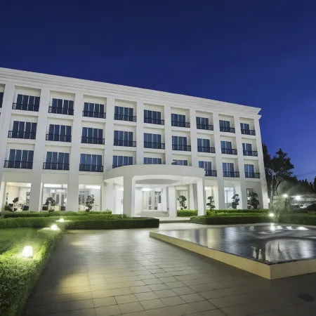 LA VIE EN ROSE HOTEL Отели рядом с достопримечательностью «Музей Уб Кхам»