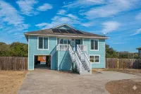 Central Obx Home with Pool, Mini Golf, 2 Suites, EV, Screened Patio, Outer Banks