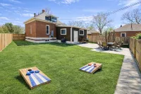 LoHi Retreat, Walk to Downtown, Game Room, Huge Backyard, Sleeps 12, Garage - Bungalows