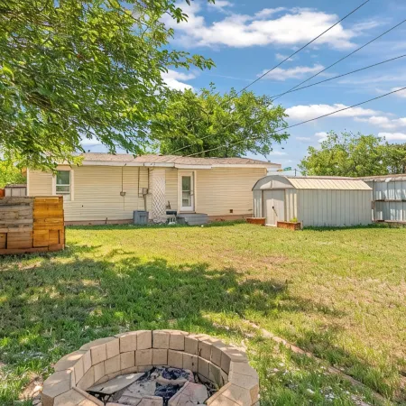 Near Hsu, Acu & Hendrick ~ Clean ~ Charming Cottage  ~ New Discounts ~ Dogs