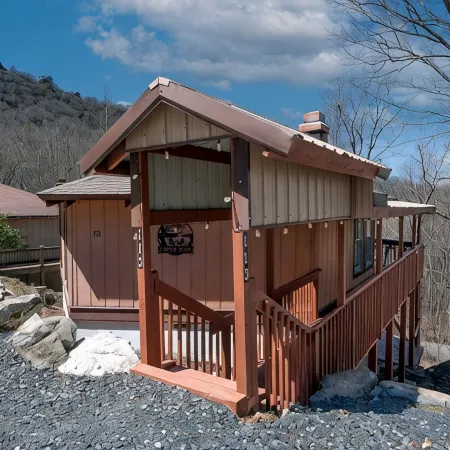 Cozy Treehouse steps from Beech Mtn ski resort, Restaurants, Trails and Fishing!