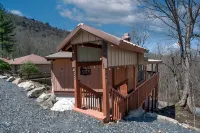 Cozy Treehouse steps from Beech Mtn ski resort, Restaurants, Trails and Fishing! - 3-Star