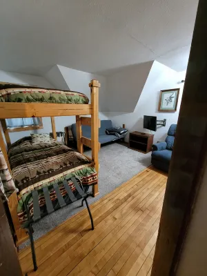 Main Street Home-Locally Owned-No Cleaning Fees-Pets Allowed - 2-Star