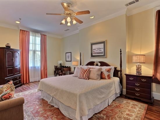 1bd, 1.5ba Historic District and River Front-Walk to Everything!