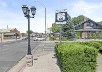 Downtown Blue Bungalow w/Fully Fenced Yard, AC, W/D, 3 Smart TVs, Den, Fast WiFi