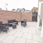 Modern Property in Town Centre Location With Parking - Wi-Fi