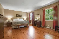 Charming Colonial w/Stream Access Pet Friendly - 3-Star