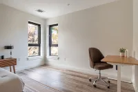 Modern 2 Bedroom 2 Bath Apartment in Heart of Quincy - พร้อมWifi