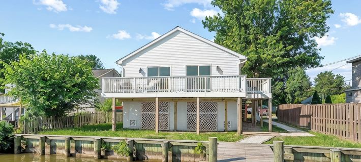 Serene 3-bedroom waterfront newly renovated house, AC, Fast WiFi, Patio Hotels in Baltimore County