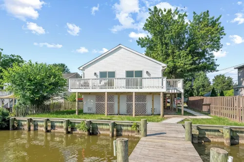 Serene 3-bedroom waterfront newly renovated house, AC, Fast WiFi, Patio - 4-Star