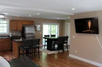 Cozy Home Near Downtown, Shops, and Restaurants. - Wifi