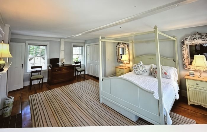 OLD TOWN CHARM.  Sleeps 4- 2 bedrooms - 2.5 baths