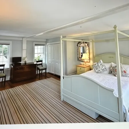 OLD TOWN CHARM.  Sleeps 4- 2 bedrooms - 2.5 baths