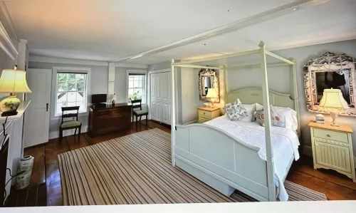OLD TOWN CHARM.  Sleeps 4- 2 bedrooms - 2.5 baths - 3-Star