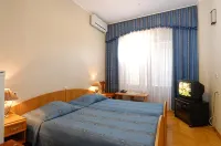 Yug Hotel - Mountain view