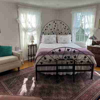 Chatham Village - Adorable Studio Apartment in Antique Home Rooms