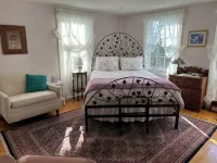 Chatham Village - Adorable Studio Apartment in Antique Home