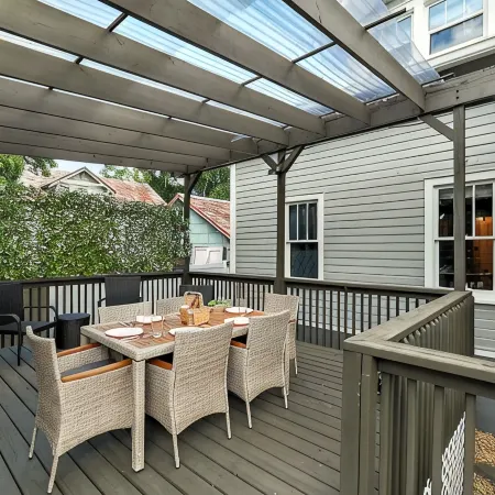 "The Hanscom House" 8 MIN walk to DT!