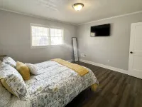 Cozy Apt. Near Downtown (2BR, 1BA, 3 beds) Hotels in Dunean