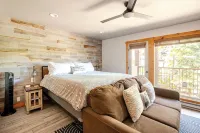 Der Steiermark Unit 108 King Studio Off Main St w/ Patio, Hot Tub & Free Parking - 4-Star