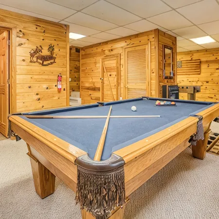 Dog-Friendly Log Cabin with Mountain Views, Hot Tub & Game Room — Near Downtown