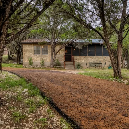 Charming 3-bedroom cabin with WiFi, AC in serene Wimberley
