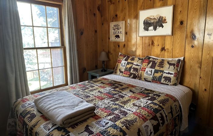Bigfoot's Bunkhouse! Cozy Cabin, Cool Breeze Dogs Welcome! 45 min to white sands