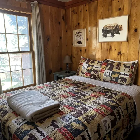 Bigfoot's Bunkhouse! Cozy Cabin, Cool Breeze Dogs Welcome! 45 min to white sands