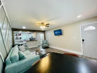 ✶ Cozy 2 Bedroom 1 Bath Entire House ✶ - Bungalows