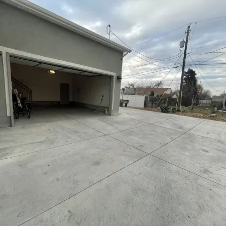 Spacious 6Br Home w 2 Large Living Areas & 3 Bath