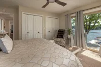 Lake Front Luxury-5 beds, 3 baths, Tiki Bar, 2 slip dock - 4-Star