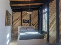 Modern Cloudland Cabin, 1.5 miles of private trails through 10 acres of woodland