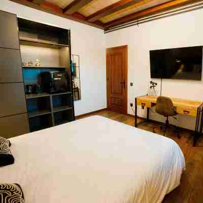 Airport Suite 2 (private bathroom) 8 minutes drive from the airport Rooms