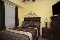 Luxury Spacious Riverfront Condo in Perfect Location near Tanger Outlets - 자쿠지