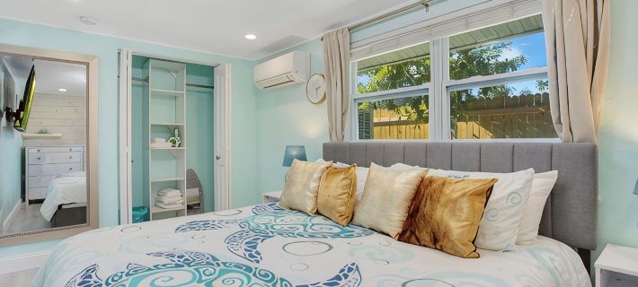 Turtle Walk - Walk to Gorgeous Beach! WALK to 12 different Restaurants! Hotels in Longboat Key
