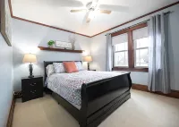 The Sunflower Home- Game Room & Hot Tub! Pet Friendly: Dogs & Cats Are Welcome! - 4-Star