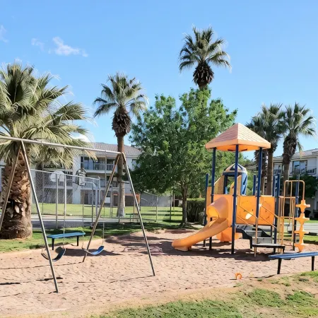 Las Palmas 2 Bedroom Condo * Poolside * Great Amenities