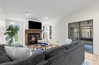 Royal Blue Haven ~ Walk Downtown Royal Oak, Game Room, Jetted Tub, Clean + Cozy - Homestays