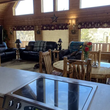 Cozy, Quiet Small Town Log Home. With Beautiful Mountain View.