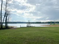 Charming Lakefront Cabin - Hytter