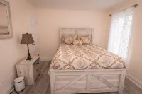 HOME AWAY FROM HOME/ 2 -story modern farmhouse at Lake Gaston  /HOT TUB AUG 1 - 3 stjerner