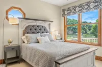 Tranquil Tellico Lakefront Retreat -- Kayaks! Private Dock! - 4-Star